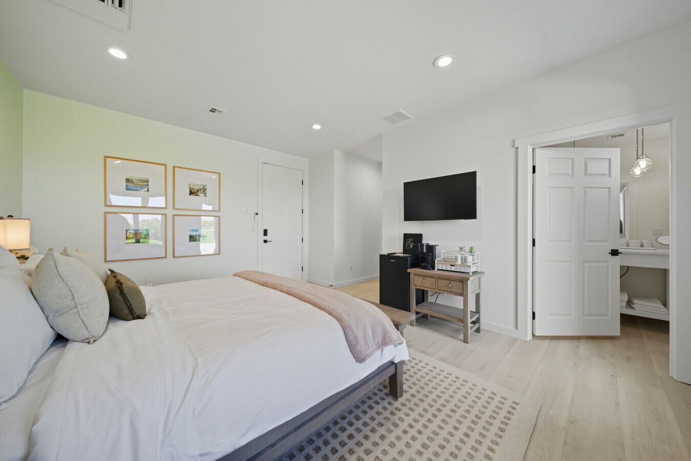 Une chambre à coucher moderne, comprenant un lit, une table de chevet, un bureau et une armoire.