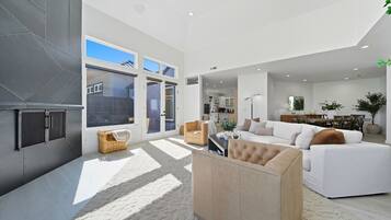 Smart TV, books, stereo