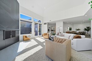 Smart-TV, bøker og stereoanlegg