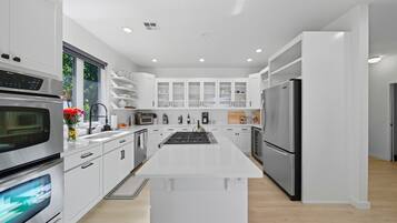 Refrigerador, microondas, horno y parrilla de estufa