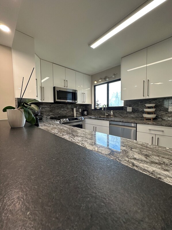 Refrigerador, microondas, horno y parrilla de estufa