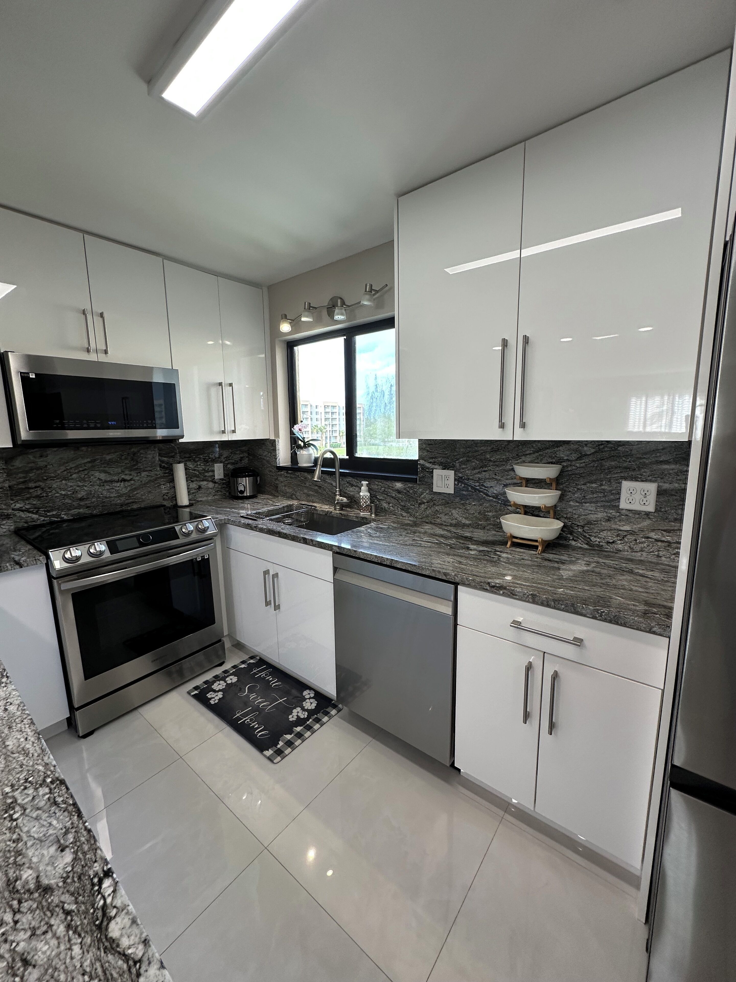 Refrigerador, microondas, horno y parrilla de estufa 