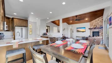 House, Multiple Beds, Hot Tub, Mountain View (Tomahawk Strawberry) | In-room dining