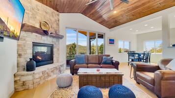 House, Multiple Beds, Hot Tub, Mountain View (Tomahawk Strawberry) | Living area