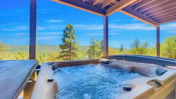 Casa, varias camas, hidromasaje, vista a la montaña (Tomahawk Strawberry) | Tina de hidromasaje al aire libre