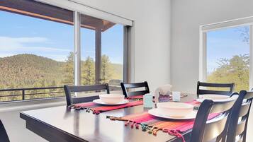 Casa, varias camas, hidromasaje, vista a la montaña (Tomahawk Strawberry) | Servicio a la habitación