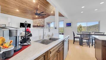 House, Multiple Beds, Hot Tub, Mountain View (Tomahawk Strawberry) | Private kitchen