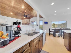 獨棟房屋, 多張床, 熱水浴缸, 山景 (Tomahawk Strawberry) | 私人廚房