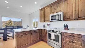 House, Multiple Beds, Hot Tub, Mountain View (Tomahawk Strawberry) | Private kitchen