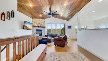 Casa, varias camas, hidromasaje, vista a la montaña (Tomahawk Strawberry) | Área de sala de estar