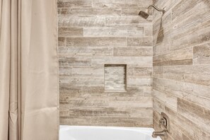 Casa, várias camas, acesso à piscina, vista para o jardim (Beatrice Mini-Resort Scottsdale) | Banheiro | Toalhas de banho, papel higiênico