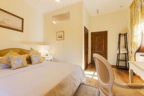 5 bedrooms, desk, iron/ironing board, travel crib