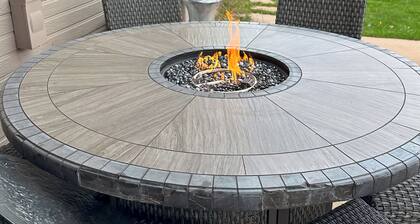 4 Mi to Broadmoor! Apt w/ Movie Theater & Mtn View