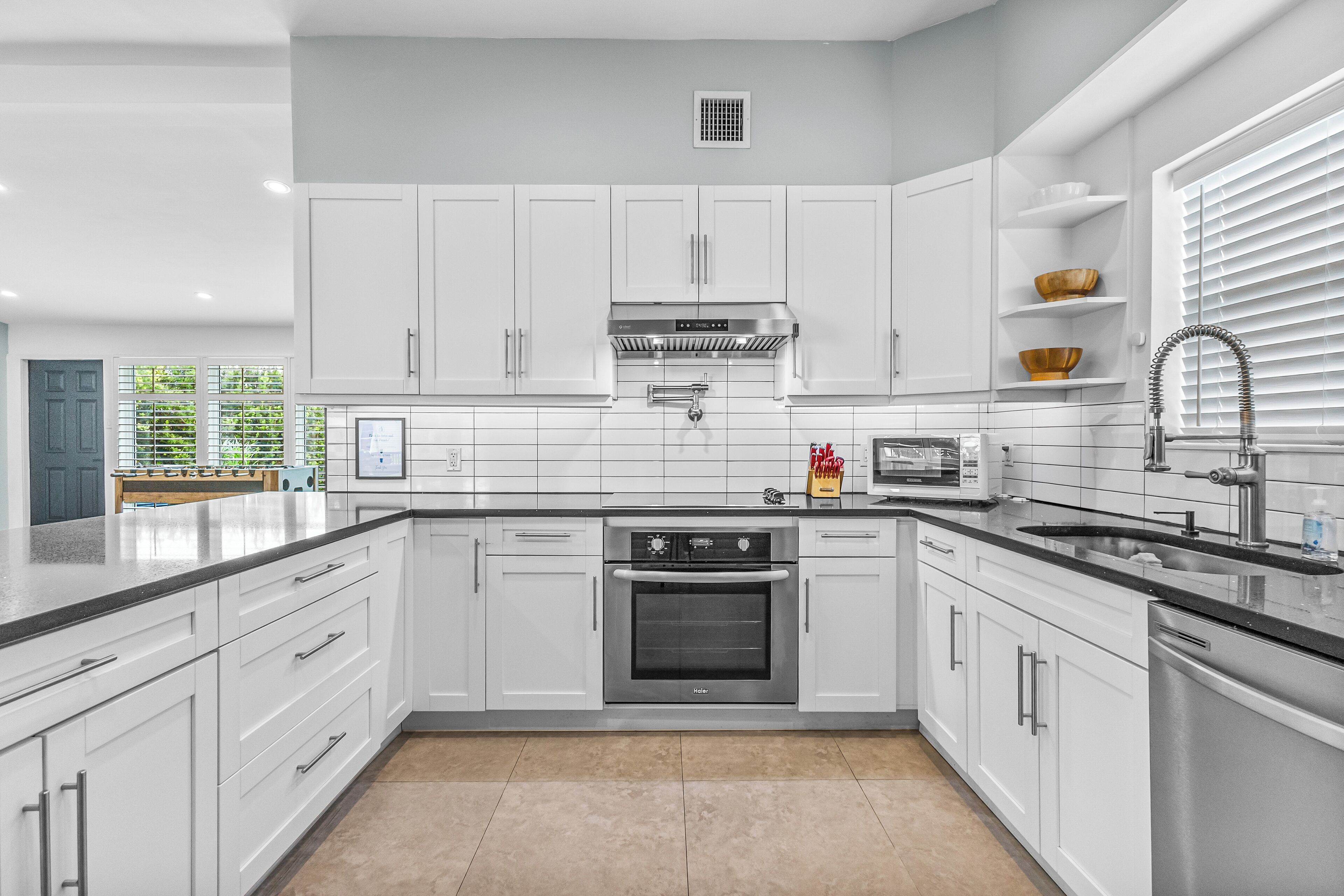 Een magnetron, een oven, een kookplaat, een vaatwasser