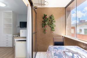 Basic Apartment | Dining