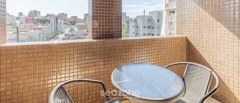 Basic Apartment | Outdoor dining