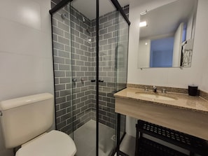 Eenvoudig appartement | Badkamer | Een douche
