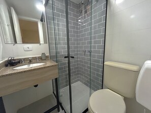 Eenvoudig appartement | Badkamer | Een douche