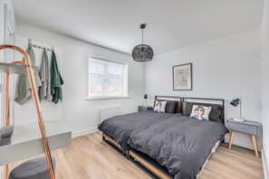 3 habitaciones, escritorio y tabla de planchar con plancha