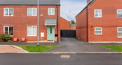 Pristine 3 Bedroom House in Prime Location - Sleeps up to 5 guests