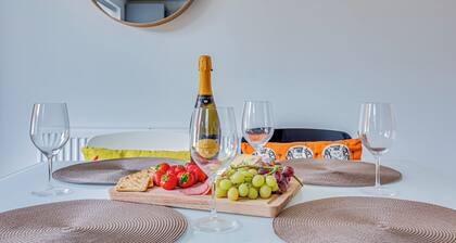 Pristine 3 Bedroom House in Prime Location - Sleeps up to 5 guests