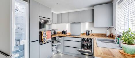 Kühlschrank, Mikrowelle, Ofen, Herdplatte