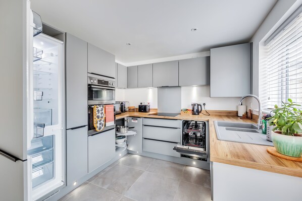 Réfrigérateur, micro-ondes, four, plaque de cuisson