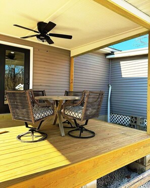 屋外ダイニングエリア