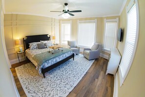 5 quartos, ferros/tábuas de passar roupa, berço de viagem