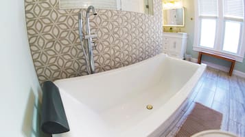 Douche, sĂšche-cheveux, serviettes fournies, savon