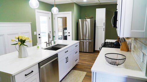 Spacious 5-bedroom Home Centrally Located-Sleeps 14!