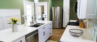 Spacious 5-bedroom Home Centrally Located-Sleeps 14!