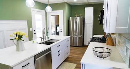 Spacious 5-bedroom Home Centrally Located-Sleeps 14!