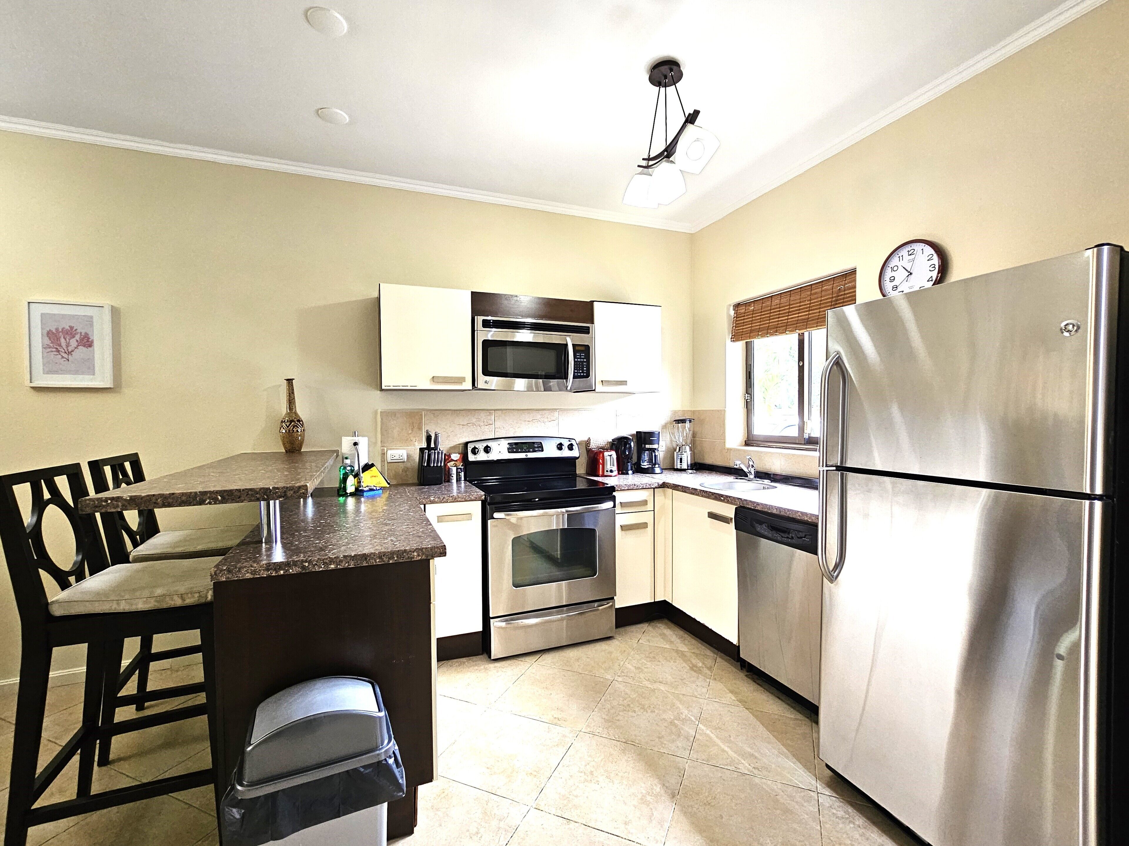 冷蔵庫、電子レンジ、オーブン、コンロ