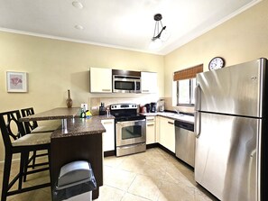 冷蔵庫、電子レンジ、オーブン、コンロ