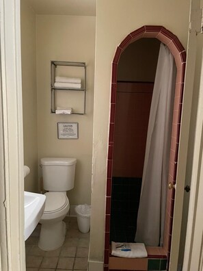 Camera doppia, non fumatori, bagno privato | Bagno | Doccia, set di cortesia gratuito, asciugamani, carta igienica