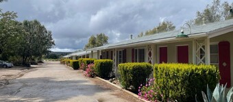Sierra Pelona Motel