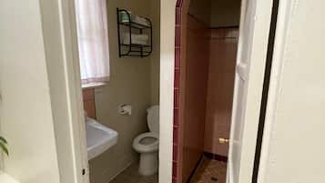 Deluxe Double Room, Non Smoking, Private Bathroom | Bathroom