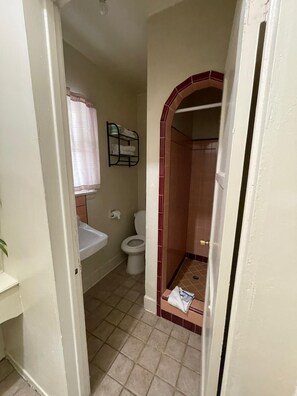 Deluxe-Doppelzimmer, Nichtraucher, eigenes Bad | Badezimmer | Dusche, kostenlose Toilettenartikel, Handtücher, Toilettenpapier