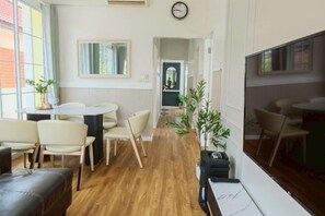 Dining - Canary Pool Villa Bangsaen (Chon Buri)