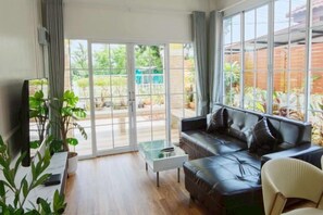 Living area - Canary Pool Villa Bangsaen (Chon Buri)