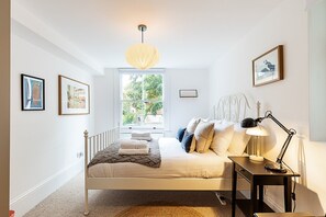 2 bedrooms, desk, iron/ironing board, internet