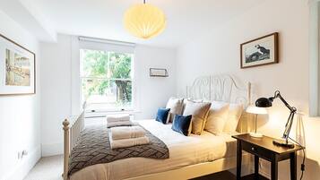 2 bedrooms, desk, iron/ironing board, internet