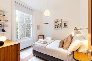 2 bedrooms, desk, iron/ironing board, internet
