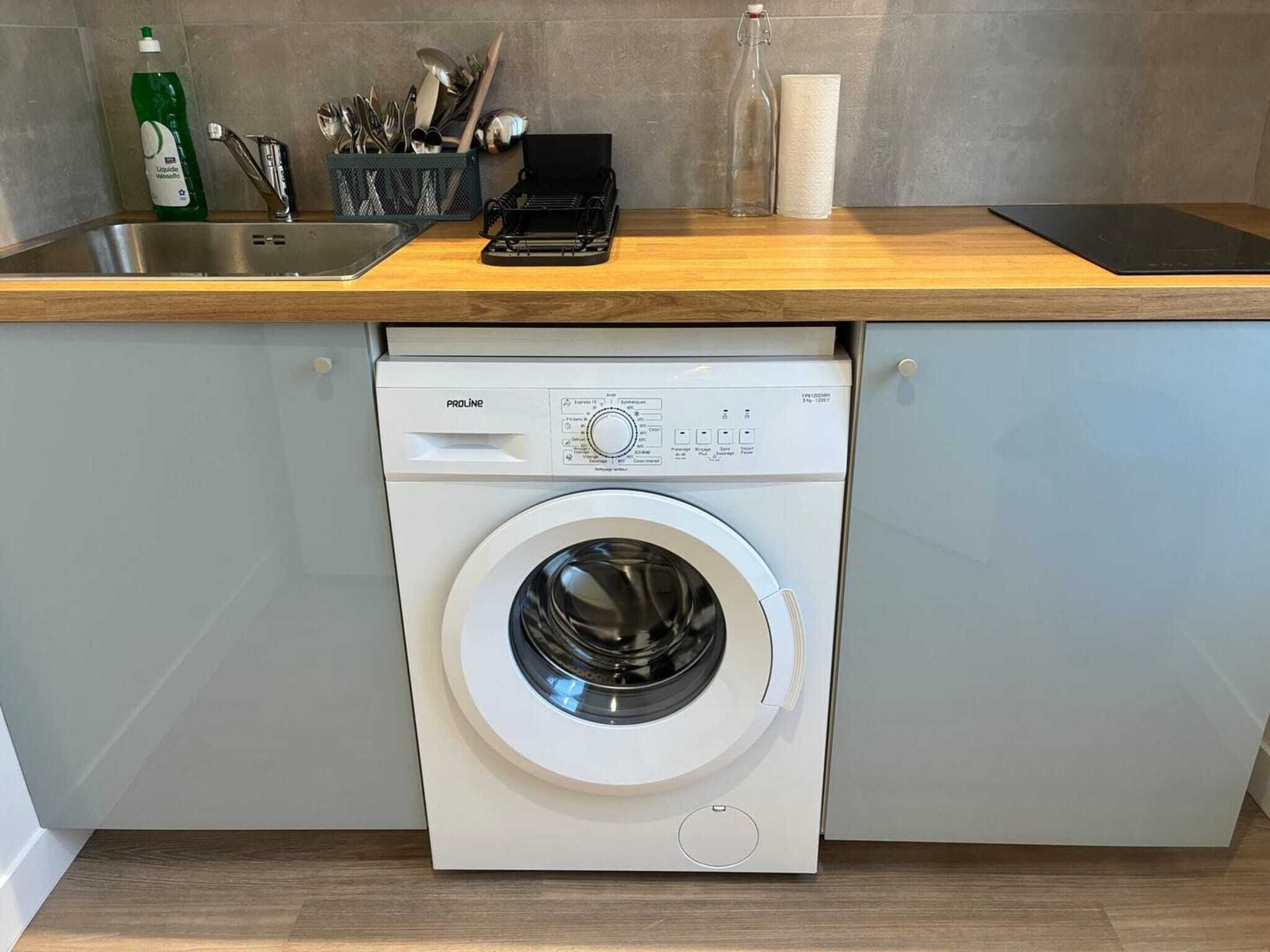 Micro-ondes, four, batterie de cuisine, vaisselle et ustensiles