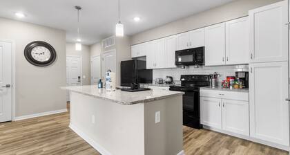 Charming 2-bedroom condo with fitness room and AC in enchanting Melbourne