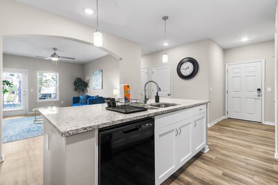 Charming 2-bedroom condo with fitness room and AC in enchanting Melbourne