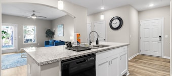 Charming 2-bedroom condo with fitness room and AC in enchanting Melbourne