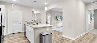 Charming 2-bedroom condo with fitness room and AC in enchanting Melbourne