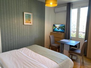 1 habitación y escritorio